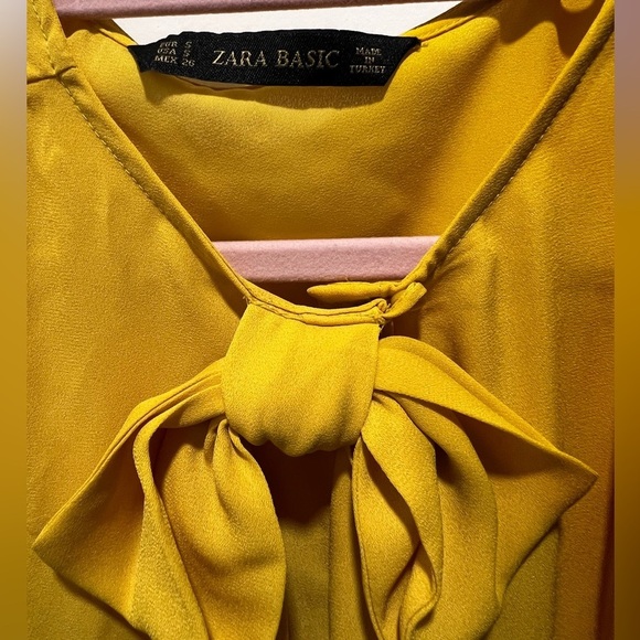 Zara EUC size S blouse. Matching hidden buttons - Picture 2 of 6